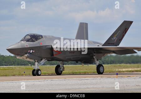 Marine américaine F-35C Lightning II pilote instructeur avion de chasse Le Lieutenant Cmdr. Christopher Tabert terres après un vol de deux heures à partir de Fr. Worth Texas 22 juin 2013 à la base aérienne d'Eglin, en Floride. L'avion est le premier F-35C Lightning II Aéronefs capables d'un porte-avions livrés à la Marine pour le service actif. Banque D'Images