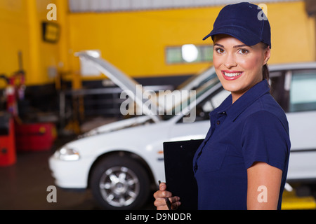 Belle femme gaie garage auto portrait atelier intérieur manager Banque D'Images