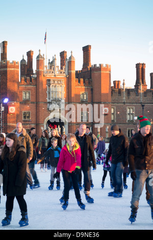 L'Europe, Royaume-Uni, Angleterre, Londres, Hampton Court patinoire soirée Banque D'Images