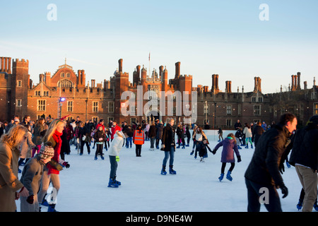 L'Europe, Royaume-Uni, Angleterre, Londres, Hampton Court patinoire soirée Banque D'Images