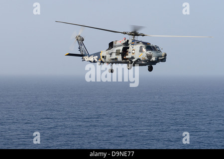 US Navy Sea Hawk MH-60R d'exploitation des hélicoptères du porte-avions USS Nimitz 21 juin 2013 dans le golfe d'Oman. Banque D'Images