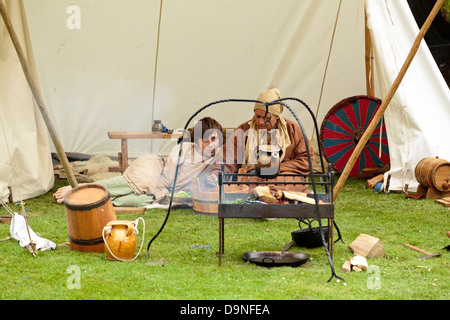 Reconstitution d'un village viking dans la vie des gens, la cuisson des aliments, Peterborough Heritage Festival 22 juin 2013, en Angleterre Banque D'Images