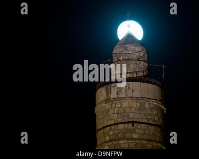 Jérusalem, Israël. 23 Juin, 2013. Une Super Pleine lune Pleine lune périgée, ou, s'aligne avec la pointe de la Tour de David, dans la vieille ville de Jérusalem. La lune est maintenant à son point le plus proche de la Terre sur son orbite elliptique ainsi que près de 100 % de la pleine par conséquent apparaissant environ 10 % plus grande et 20 % plus lumineux que d'habitude. Credit : Alon Nir/Alamy Live News Banque D'Images