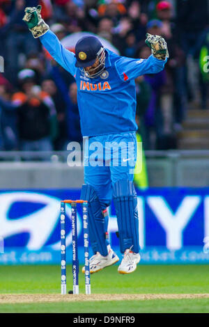 Edgbaston, UK. 23 Juin, 2013. Le capitaine de l'Inde Mahendra Singh Dhoni célèbre son équipe gagnante de l'ICC Champions trophy international final match de cricket entre l'Angleterre et l'Inde à Edgbaston Cricket Ground le 23 juin 2013 à Birmingham en Angleterre. (Photo de Mitchell Gunn/ESPA/Alamy Live News) Banque D'Images