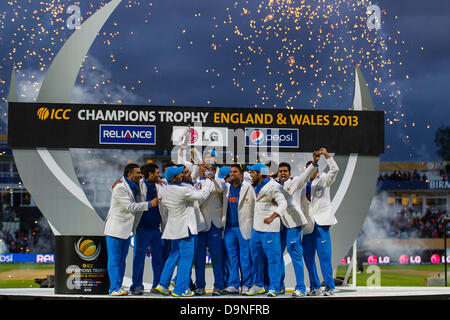 Edgbaston, UK. 23 Juin, 2013. L'Inde célèbrent avec le trophée après avoir remporté la finale du Trophée des Champions de l'ICC International Cricket match entre l'Angleterre et l'Inde à Edgbaston Cricket Ground le 23 juin 2013 à Birmingham en Angleterre. (Photo de Mitchell Gunn/ESPA/Alamy Live News) Banque D'Images