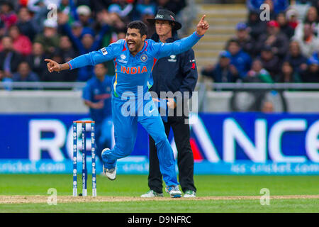 Edgbaston, UK. 23 Juin, 2013. L'Inde Ravindra Jadeja célèbre un guichet au cours de l'ICC Champions trophy finale internationale de cricket entre l'Angleterre et l'Inde à Edgbaston Cricket Ground le 23 juin 2013 à Birmingham en Angleterre. (Photo de Mitchell Gunn/ESPA/Alamy Live News) Banque D'Images