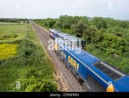 Le train de marchandises GBR et du Nord Train de voyageurs sur la ligne ferroviaire du nord près de Billingham, Angleterre du Nord-Est, Royaume-Uni Banque D'Images