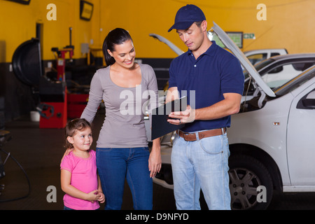 Mère et fille en garage, mécanicien d'automobile Banque D'Images