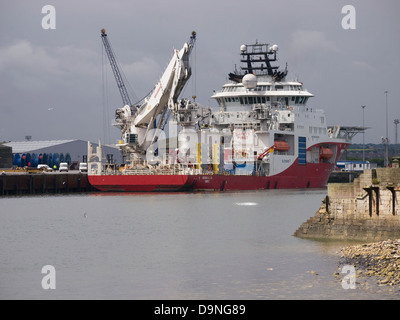 Bateau de support de plongée avancée même 'Falcon' et de l'OMI du navire:9455167, construit 2011 et administré par Subsea 7 à port à Hartlepool Banque D'Images