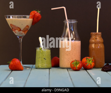 Les Épinards, fraises, Chocolat, Vanille, Banane Smoothie Banque D'Images