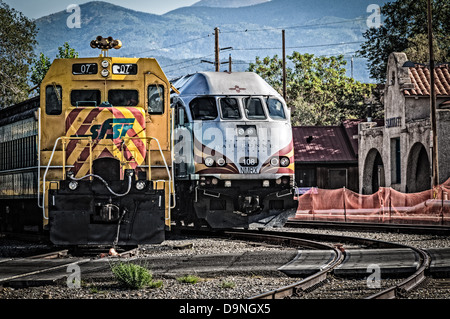 Le Sud de Santa Fe's ex-GP7 et Ferroviaire ATSF Runner MP36PH-3C, Santa Fe Train Depot, l', Gare de Santa Fe, Nouveau Mexique Banque D'Images