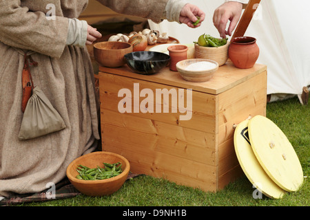 Reconstitution d'un village viking dans la vie, les femmes la préparation des aliments, Peterborough Heritage Festival 22 juin 2013, en Angleterre Banque D'Images