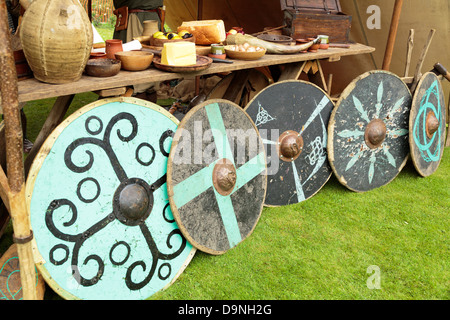 Reconstitution d'La vie dans un village viking, rangée de boucliers, Peterborough Heritage Festival 22 juin 2013, en Angleterre Banque D'Images