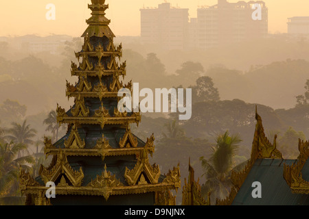 Une tour surplombe un parc et de la ville de Yangon, Birmanie Schwedagon au sacré du temple dans le centre de Rangoon/Yangon. Banque D'Images
