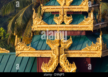 L'un des tours de pavillon au bord de la Schwedagon, temple sacré de birmanie au coeur de Rangoon. Banque D'Images