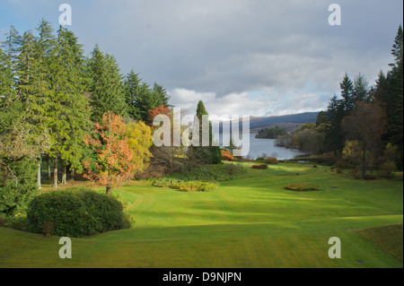 Vue sur le parc et le loch à partir de l''hôtel Ardanaiseig sur les rives du Loch Awe, Kilchrenan, Argyll, Scotland Banque D'Images