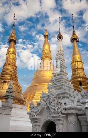 La Schwedagon, temple sacré de birmanie au coeur de Rangoon. Banque D'Images