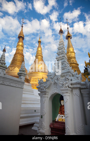 Le livre blanc et golden tours de la Schwedagon, temple sacré de birmanie au coeur de Rangoon. Banque D'Images
