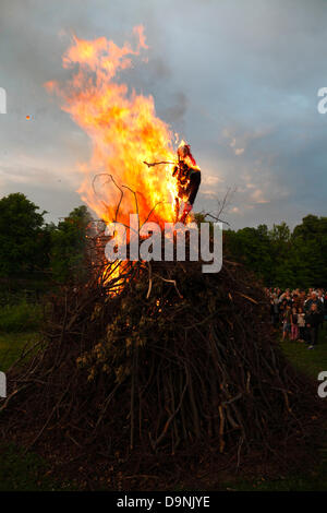 Hørsholm, au nord de Copenhague, au Danemark. Le 23 juin 2013. St. John's Eve, le Songe d'Ève ou Sankthansaften au Danemark est célébré par l'éclairage des feux au coucher du soleil. Une paille et rag sorcière est placé sur le feu avant qu'il est allumé. Alors il est temps que le discours traditionnel et songe d'une chanson. Le feu d'un discours culturel, y compris par une personne bien connue et le chant de la chanson traditionnelle midsummer sont détenues par la plupart des autorités locales à travers le pays. Mais les feux de joie et célébrer les parties sont organisées presque partout. Credit : Niels Quist/Alamy Live News Banque D'Images