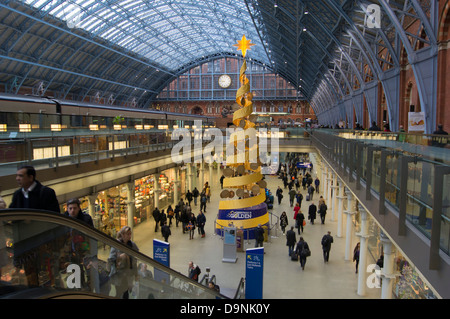 Royaume-uni, Angleterre, Londres, st pancras station arbre de Noël de l'intérieur Banque D'Images