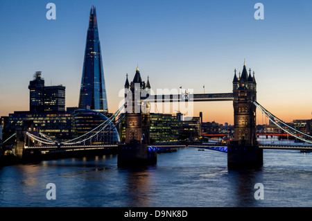 Royaume-uni, Angleterre, Londres, Tower Bridge et de l'Écharde de crépuscule Banque D'Images