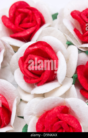 Bouquet de papier mûrier rouge et blanc roses. Banque D'Images