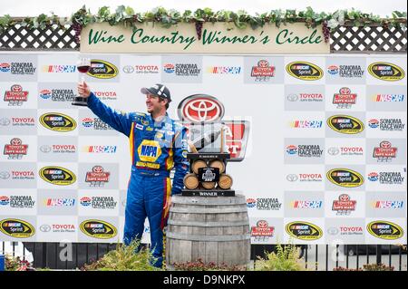 Sonoma, CA, USA. 23 Juin, 2013. Sonoma, CA - JUN 23, 2013 : Martin Truex Jr (56) gagne la Toyota/Save Mart 350 à la Sonoma Raceway à Sonoma, CA. Credit : csm/Alamy Live News Banque D'Images