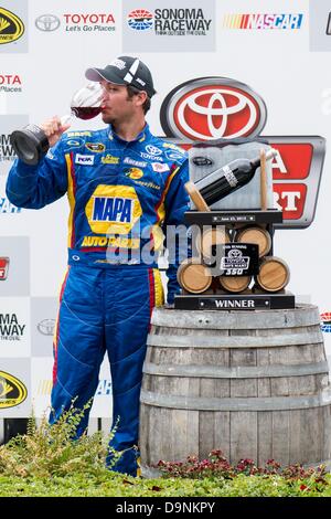 Sonoma, CA, USA. 23 Juin, 2013. Sonoma, CA - JUN 23, 2013 : Martin Truex Jr (56) gagne la Toyota/Save Mart 350 à la Sonoma Raceway à Sonoma, CA. Credit : csm/Alamy Live News Banque D'Images