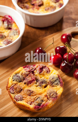 Cordonnier Cerise Bio faits maison le gâteau dans un plat de service unique Banque D'Images