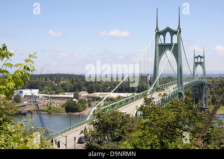 St John's Bridge avec le trafic sur la rivière Willamette à Portland, Oregon Banque D'Images