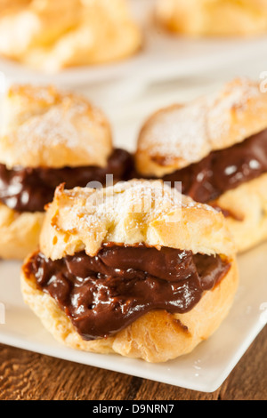 Profiteroles au chocolat maison contre un arrière-plan Banque D'Images