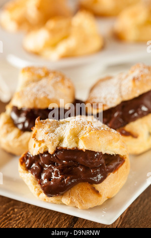 Profiteroles au chocolat maison contre un arrière-plan Banque D'Images