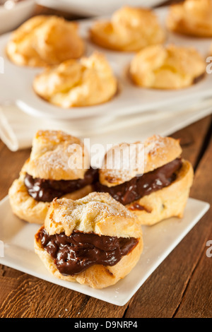 Profiteroles au chocolat maison contre un arrière-plan Banque D'Images