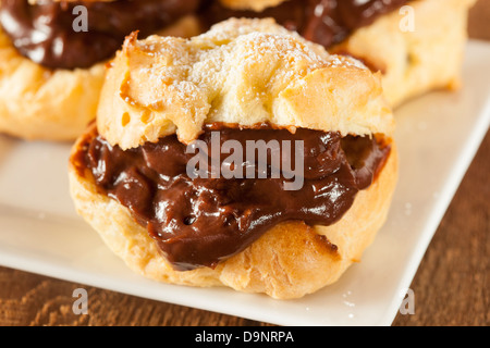 Profiteroles au chocolat maison contre un arrière-plan Banque D'Images