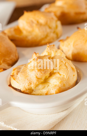 Profiteroles au chocolat maison contre un arrière-plan Banque D'Images