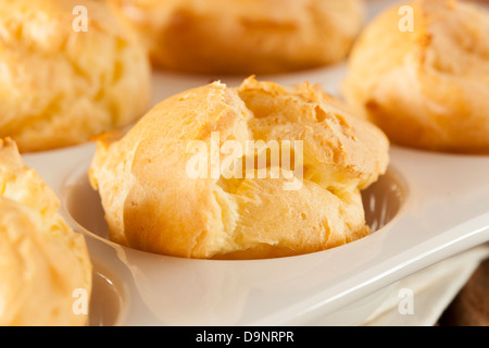 Profiteroles au chocolat maison contre un arrière-plan Banque D'Images