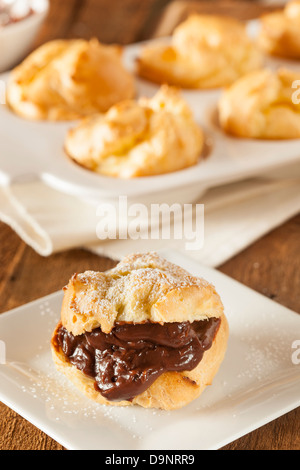 Profiteroles au chocolat maison contre un arrière-plan Banque D'Images