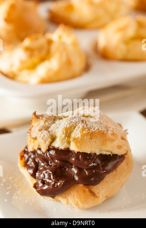 Profiteroles au chocolat maison contre un arrière-plan Banque D'Images