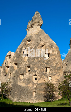 Les roches de tuf en forme bizarre avec des salles d'entreposage, de la Cappadoce, Anatolie, Turquie Banque D'Images