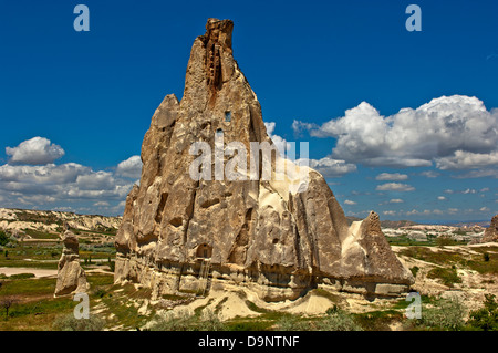 Forteresse creusée-comme la roche de tuf avec des pièces de stockage, Cavusin, Cappadoce, Turquie Banque D'Images