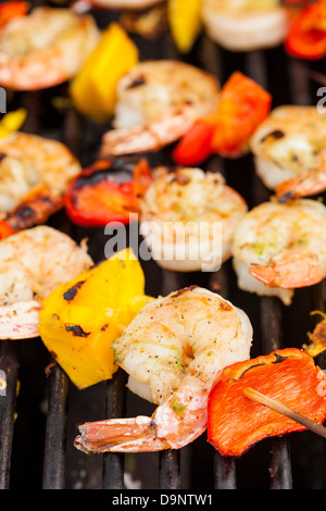 Crevettes maison shish kebab avec les poivrons sur une grille Banque D'Images