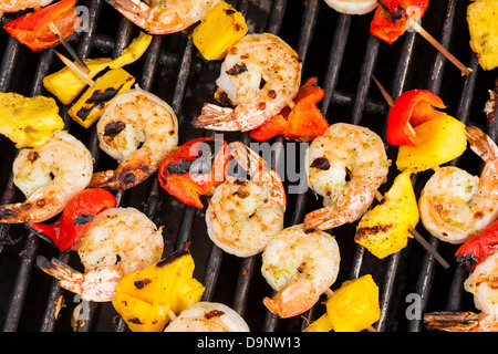 Crevettes maison shish kebab avec les poivrons sur une grille Banque D'Images