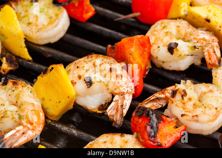 Crevettes maison shish kebab avec les poivrons sur une grille Banque D'Images