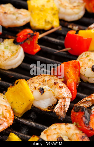 Crevettes maison shish kebab avec les poivrons sur une grille Banque D'Images