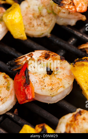 Crevettes maison shish kebab avec les poivrons sur une grille Banque D'Images