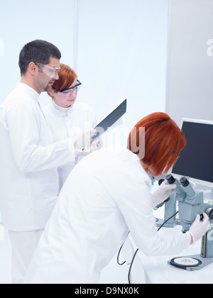 Portrait d'un homme dans un laboratoire de chimie et de proposer des hypothèses pour expliquer aux élèves et de superviser les expériences de laboratoire Banque D'Images