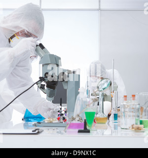 Close-up de personnes l'analyse et l'évaluation des molécules dans un laboratoire de chimie à l'aide d'outils de laboratoire et des liquides colorés sur une table de laboratoire Banque D'Images