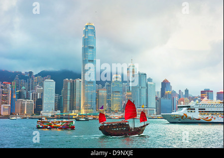 Voilier traditionnel chinois dans le port de Victoria. Hong Kong Banque D'Images