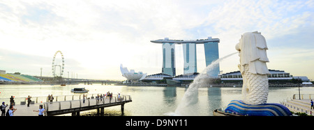 Le Merlion fontaine en face de l'hôtel Marina Bay Sands à Singapour. Banque D'Images