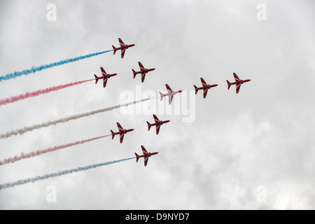 Les flèches rouges en formation concorde pendant leur voltige excitante journée de l'air Weston affichage à Weston-Super-Mare. Banque D'Images